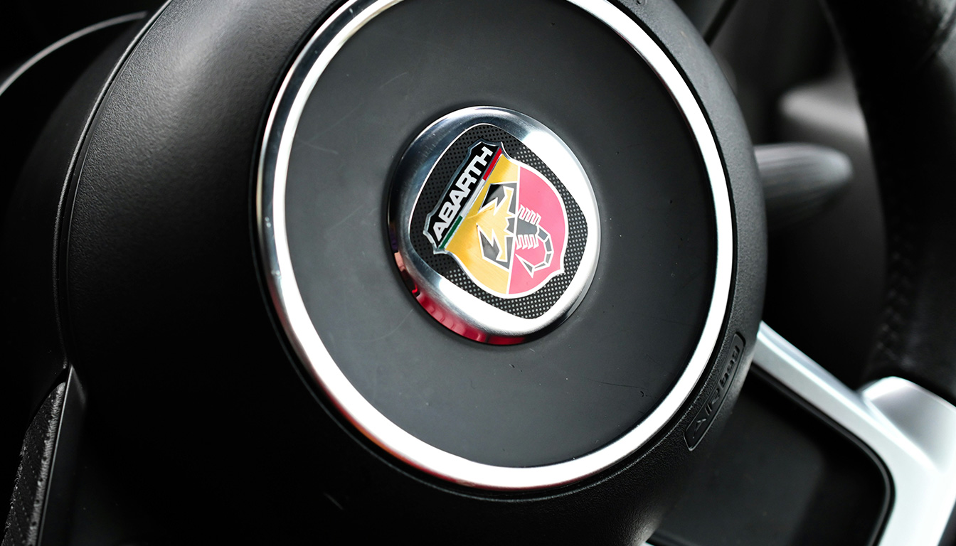 découvrez l'histoire fascinante et la signification du logo abarth, un symbole iconique de performance et de légende dans l'univers automobile.
