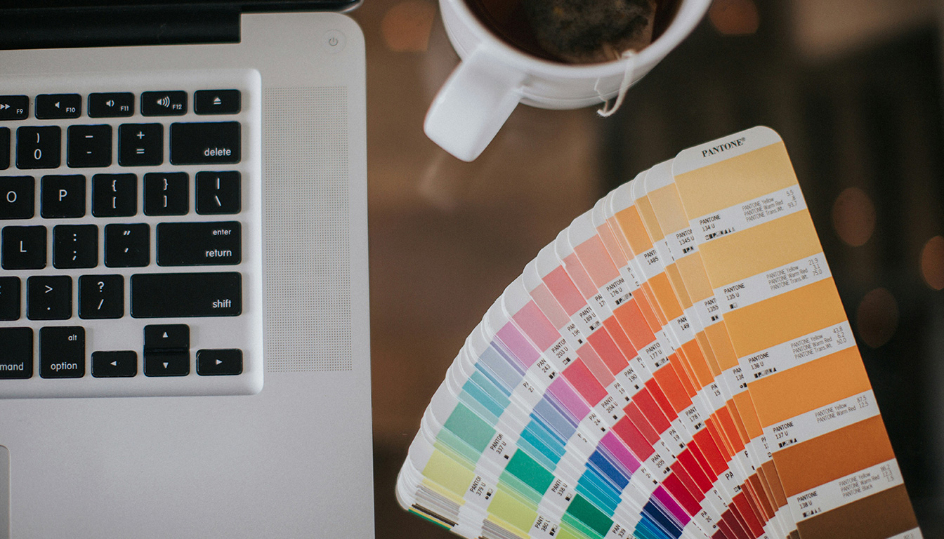 découvrez comment choisir les couleurs de votre charte graphique et créer une palette harmonieuse et cohérente pour renforcer l'identité visuelle de votre marque.