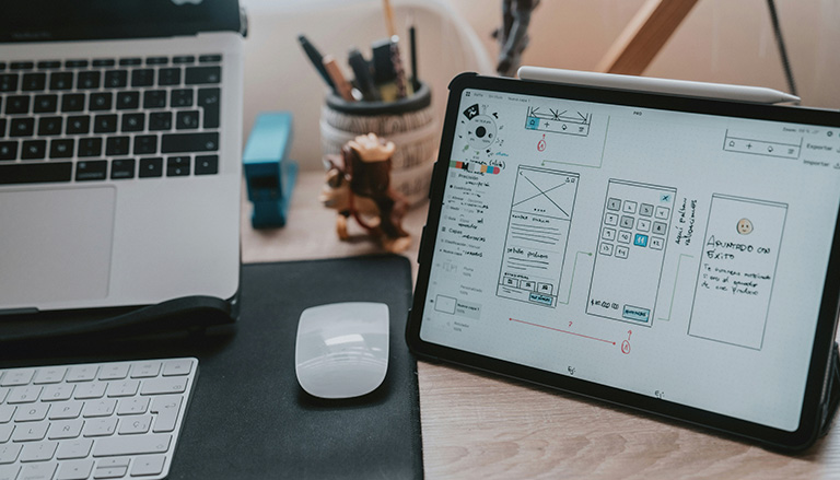 découvrez la différence entre ux et ui grâce à des définitions claires et des exemples concrets pour mieux comprendre ces concepts essentiels du design.