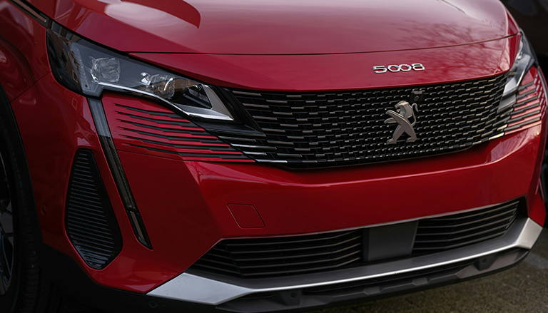 découvrez le titre et l'artiste de la musique utilisée dans la publicité du peugeot 5008, une campagne qui allie modernité et émotion.