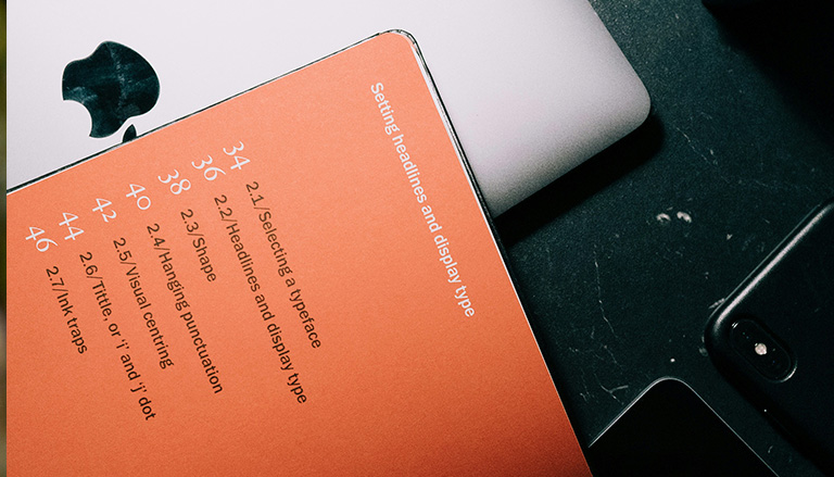 Sans serif vs serif : différences et comment choisir la bonne typographie selon le support de communication