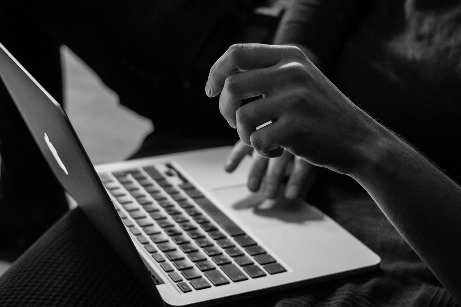 Site internet et mentions légales obligatoires : modèles et exemples pour être conforme