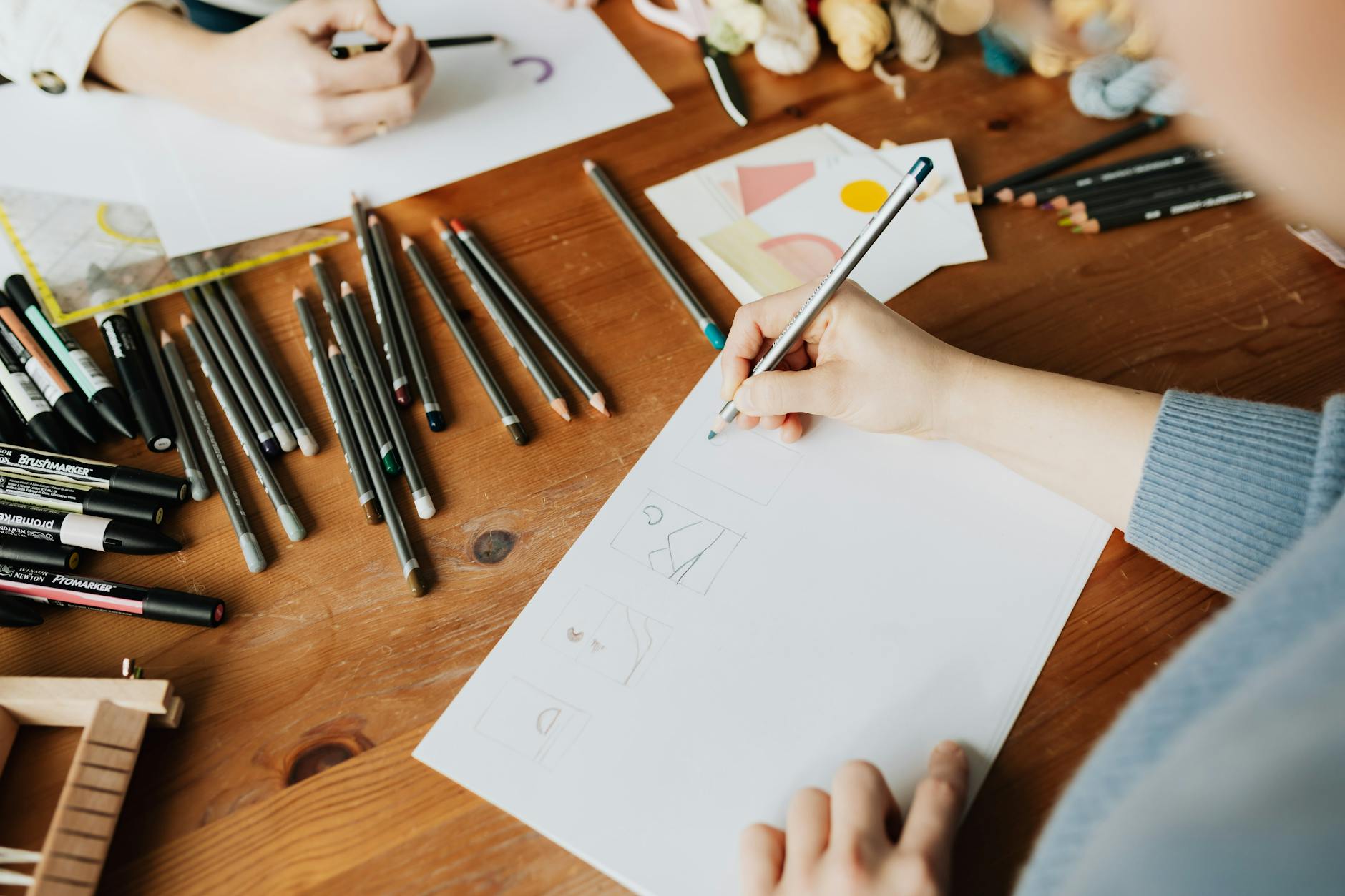 Identité visuelle et prix : comprendre ce que vous payez vraiment — espace de travail design branding avec croquis