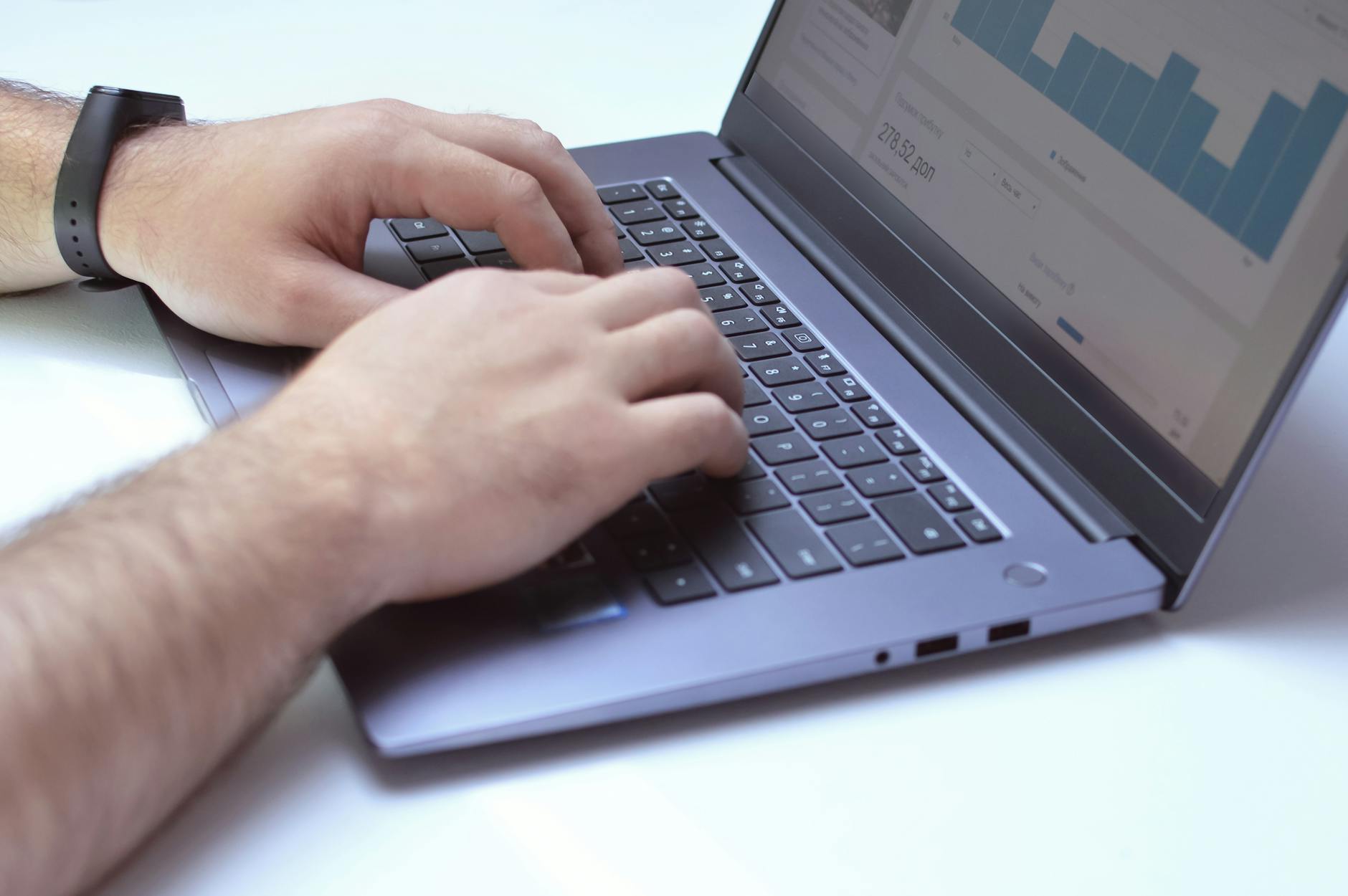 Reconnaître les signaux d’alerte : repérer un site internet suspect avant l’achat — écran d'ordinateur analyse de site web