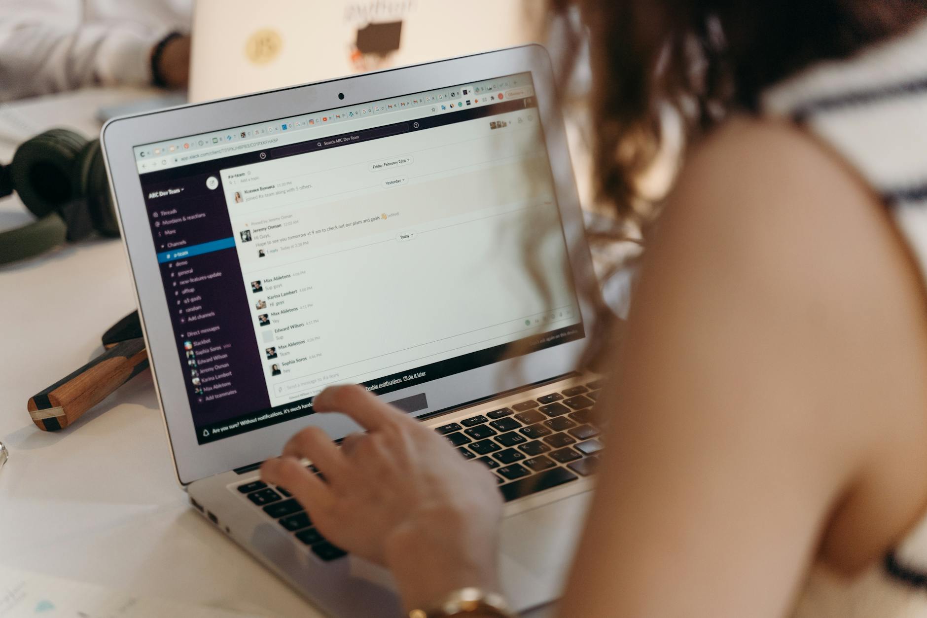 Connexion webmail académique Convergence Paris : comprendre les bases du système — étudiant vérifiant ses emails sur ordinateur