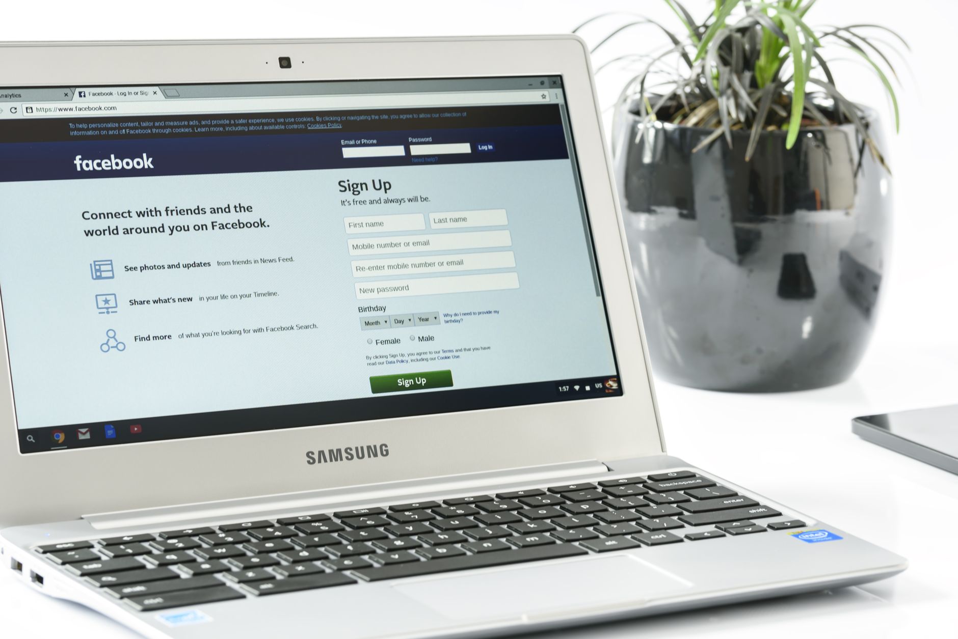 Créer un nouveau compte Facebook — personne créant un compte Facebook sur ordinateur