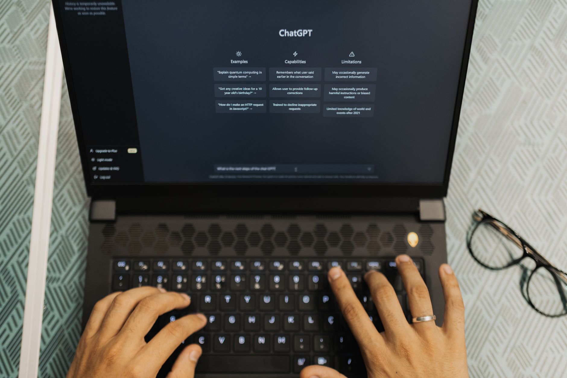Authentification via Google : simplicité, sécurité et enjeux organisationnels — personne utilisant ChatGPT sur ordinateur