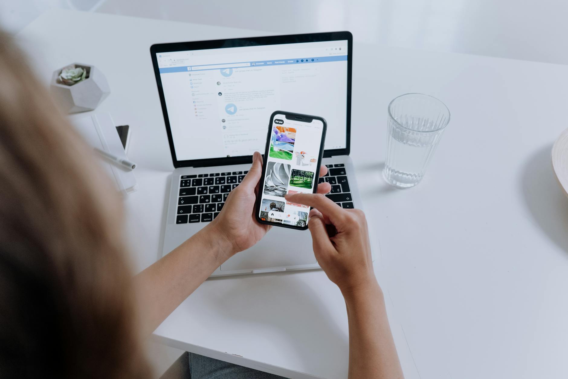 Désactiver ou supprimer Facebook : comprendre les différences avant d’agir — personne supprimant compte Facebook sur ordinateur