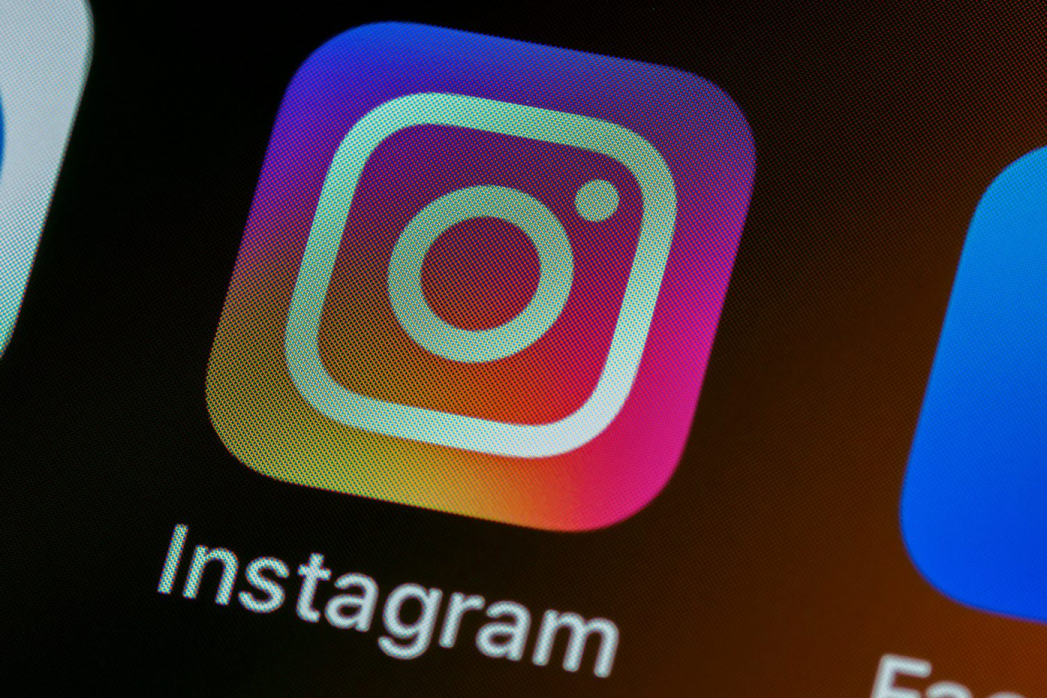 Faux profil sur Instagram : reconnaître les photos et signaler le compte