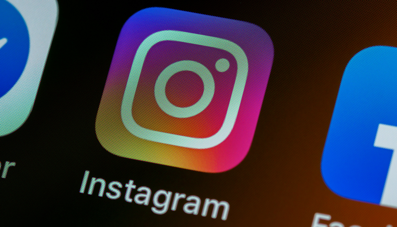 Faux profil sur Instagram reconnaître — personne utilisant un smartphone réseaux sociaux