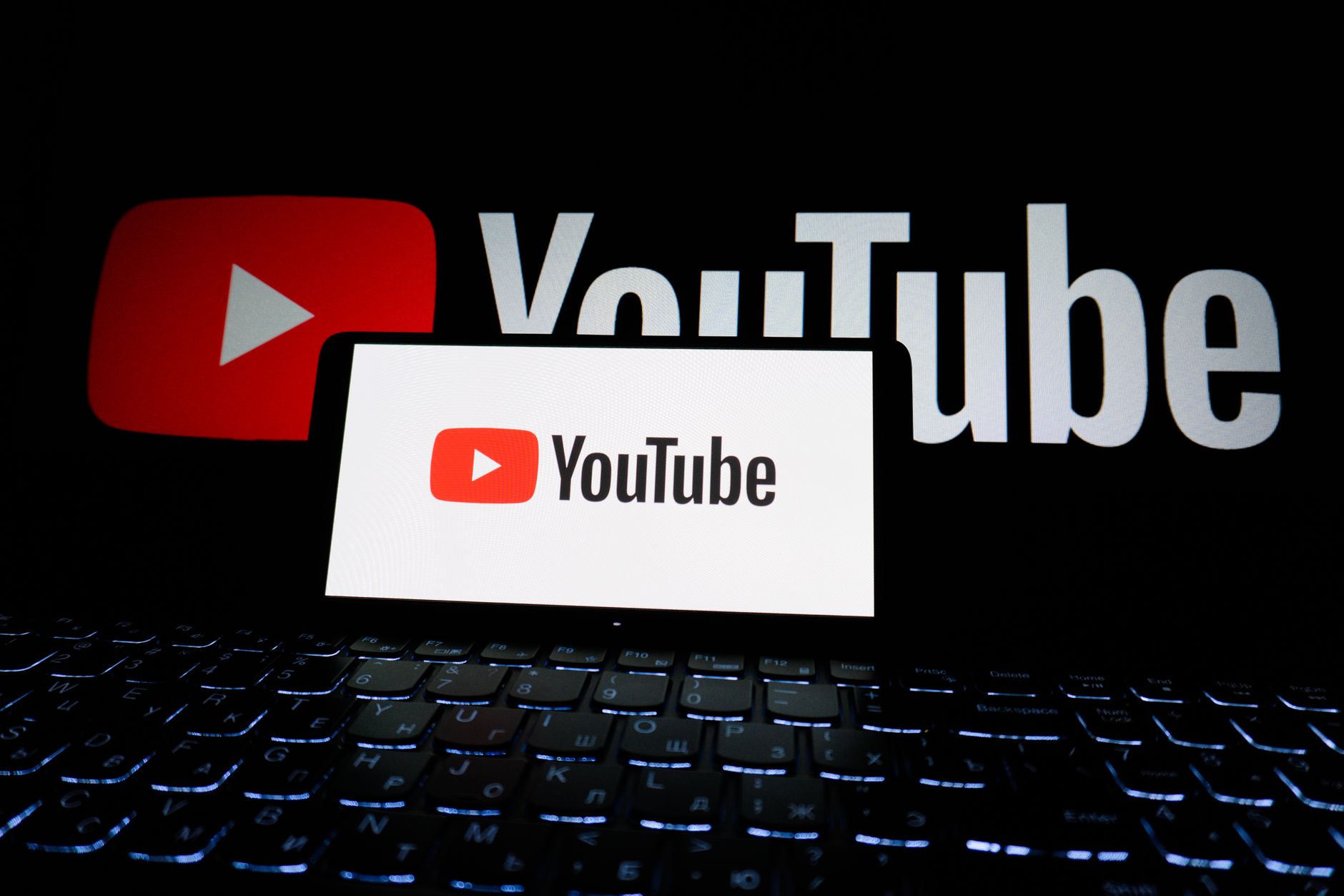 YouTube et le GAFAM : filiation, poids numérique et implications stratégiques — logo YouTube sur écran d'ordinateur