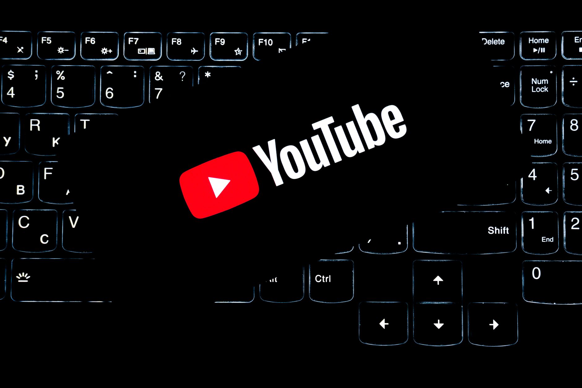 À quel GAFAM appartient YouTube — logo YouTube sur écran d'ordinateur