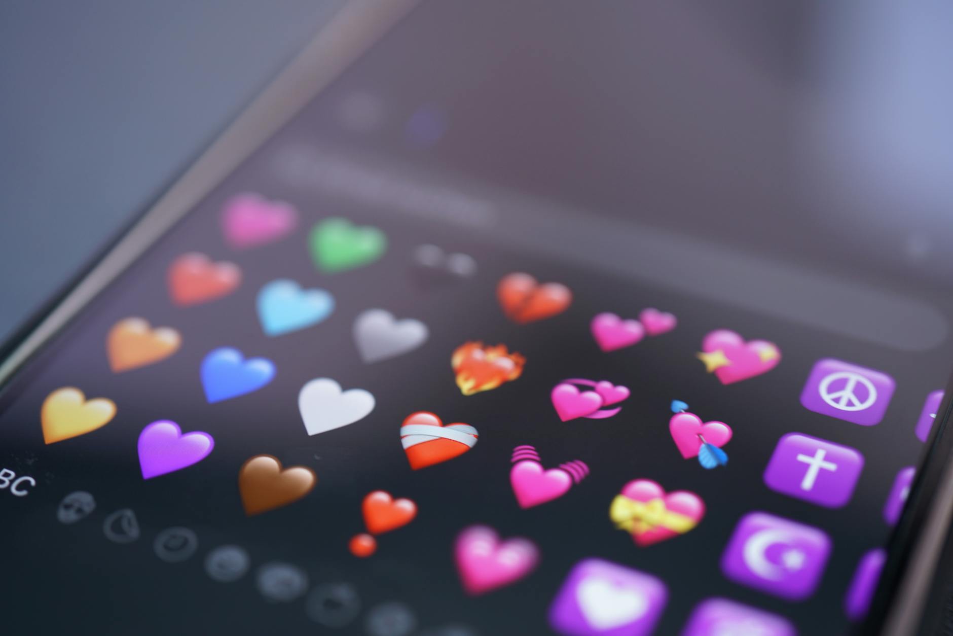 Emojiterra : la bibliothèque organisée au service de la communication visuelle — collection d'émojis colorés sur un bureau