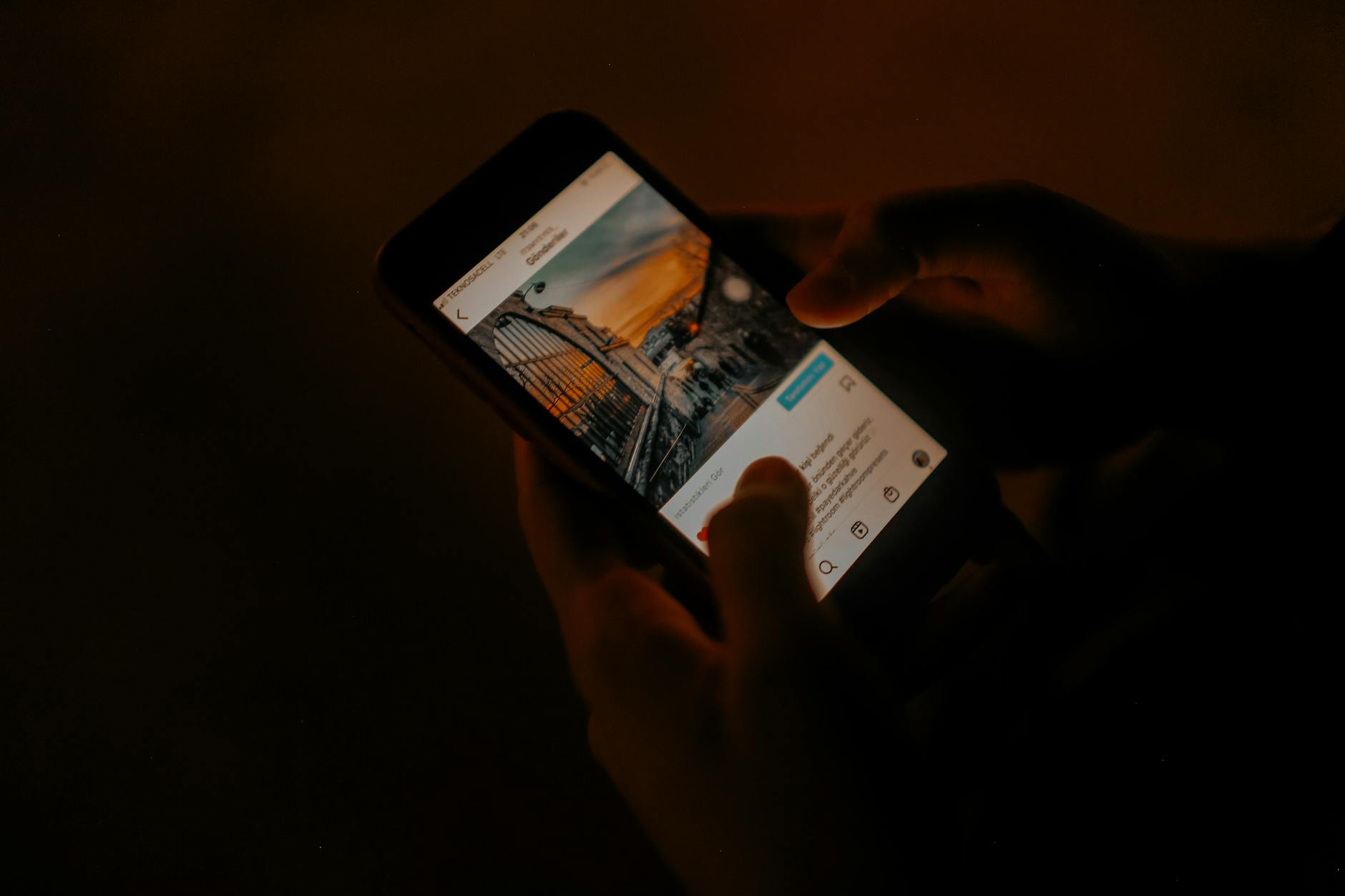 Repérer un faux profil Instagram : signes-clés, exemples et méthodes efficaces — personne utilisant un smartphone réseaux sociaux