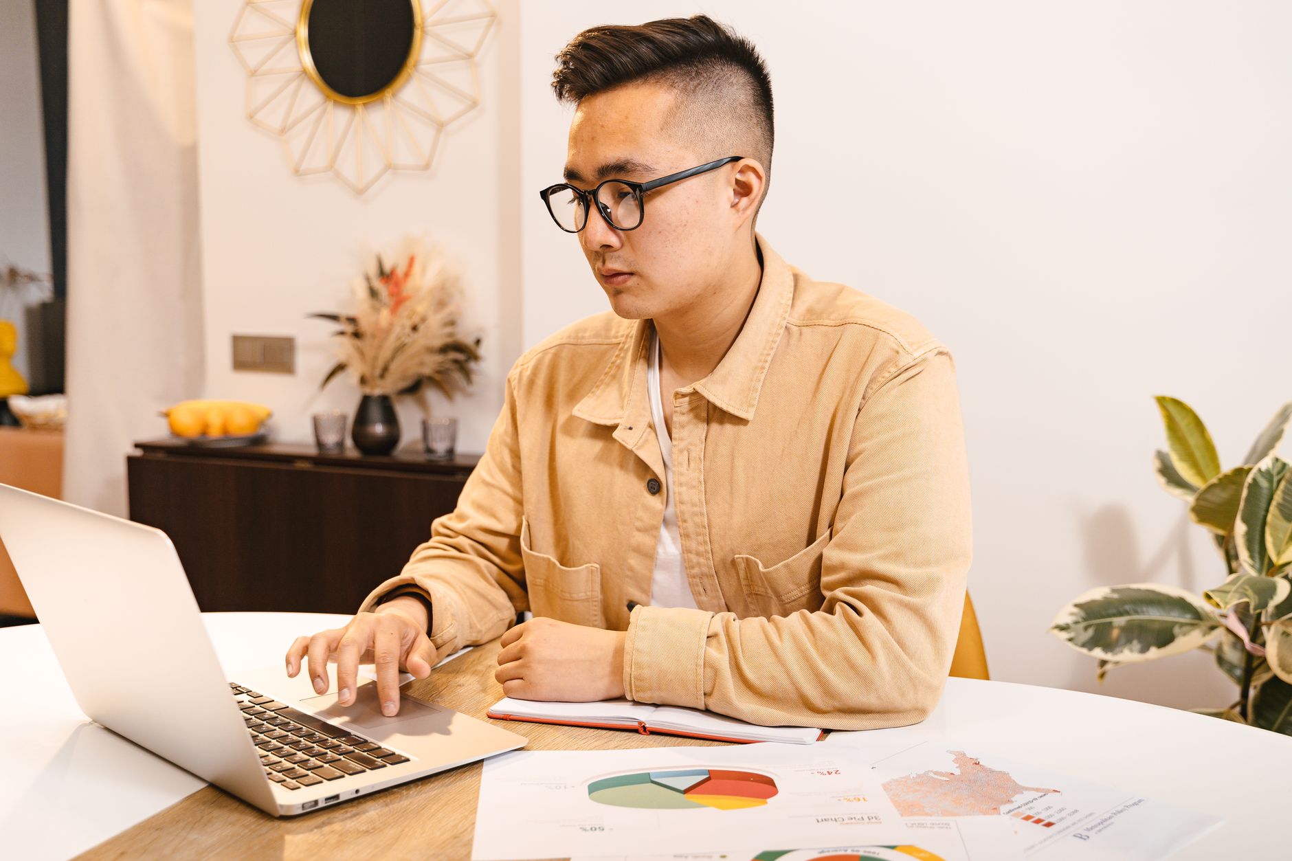 Fusionner un PDF : usages métiers et exigences en 2026 — personne fusionnant des PDF sur ordinateur