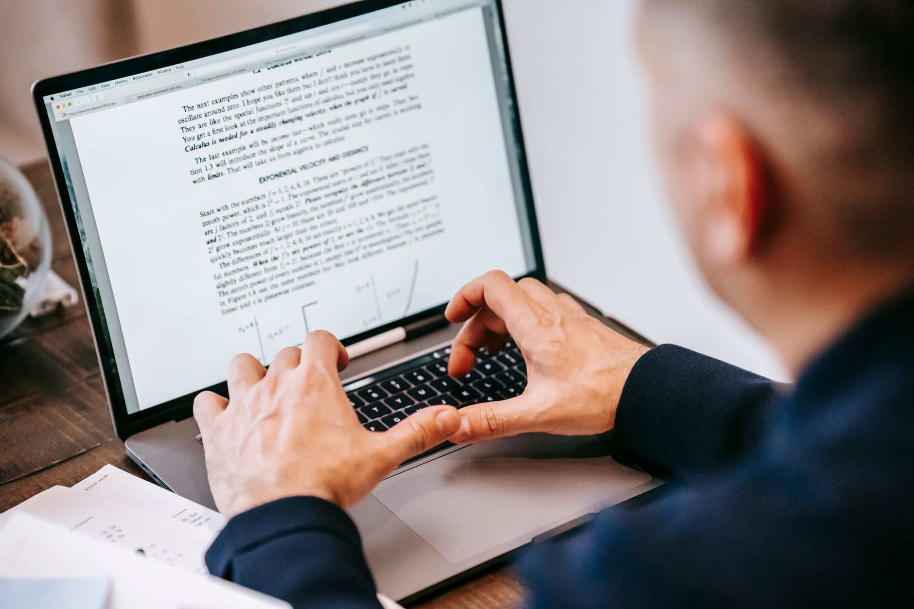 Fusionner des PDF gratuitement iLovePDF, — personne fusionnant des PDF sur ordinateur