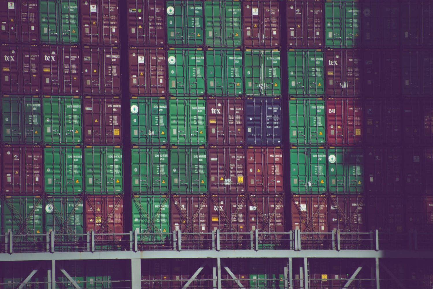 Kubernetes vs Docker : différence, complémentarité et choix selon vos besoins