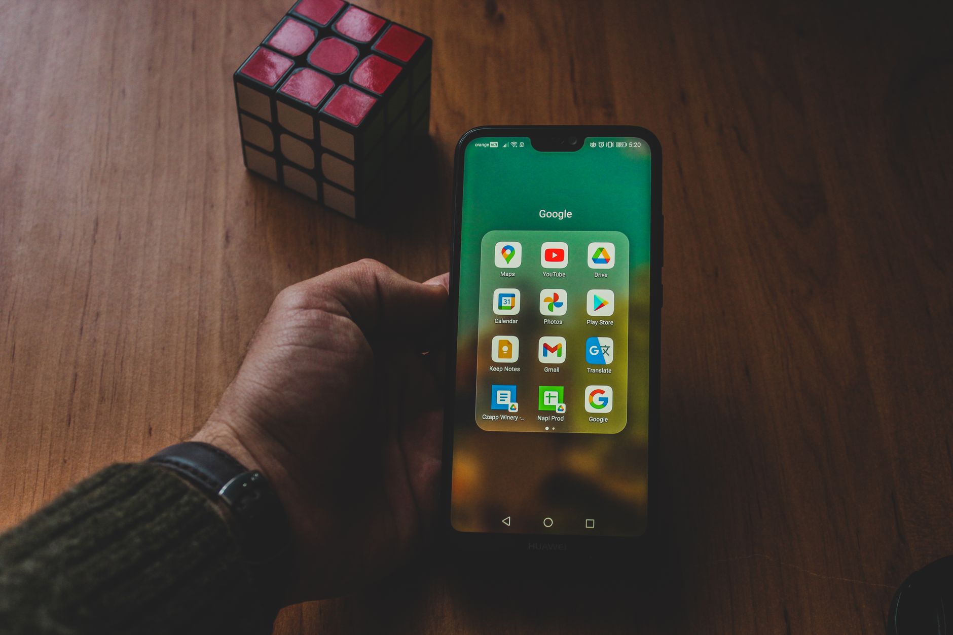 Partager un agenda Google depuis un PC : méthode, contrôles et astuces — personne partageant un agenda Google sur smartphone