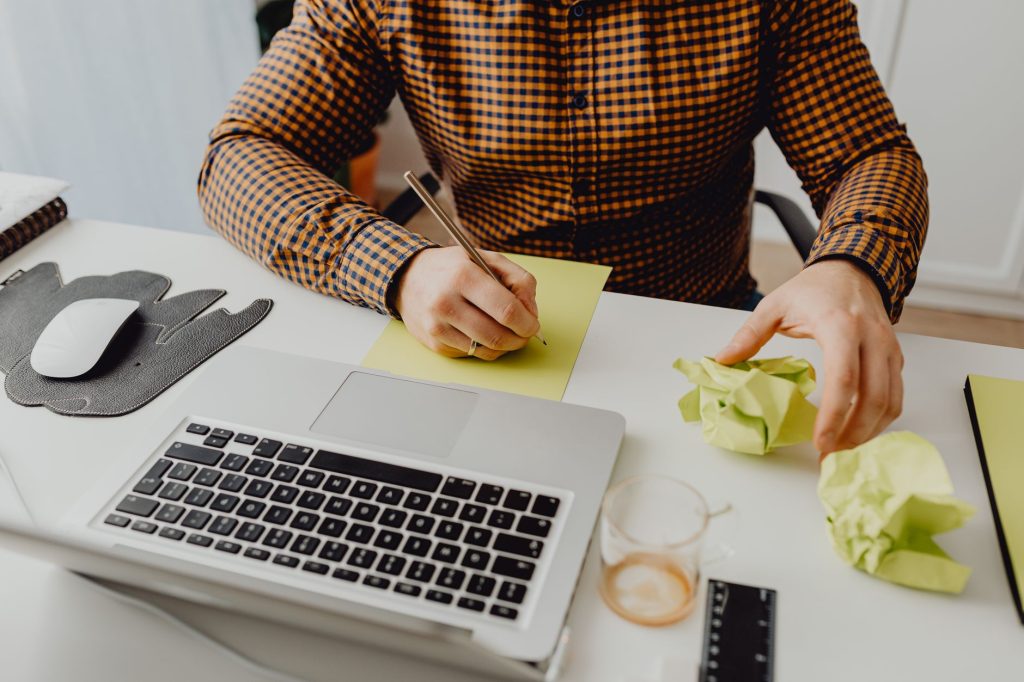 Tuto écrire un Suno prompt — personne écrivant des prompts créatifs sur ordinateur