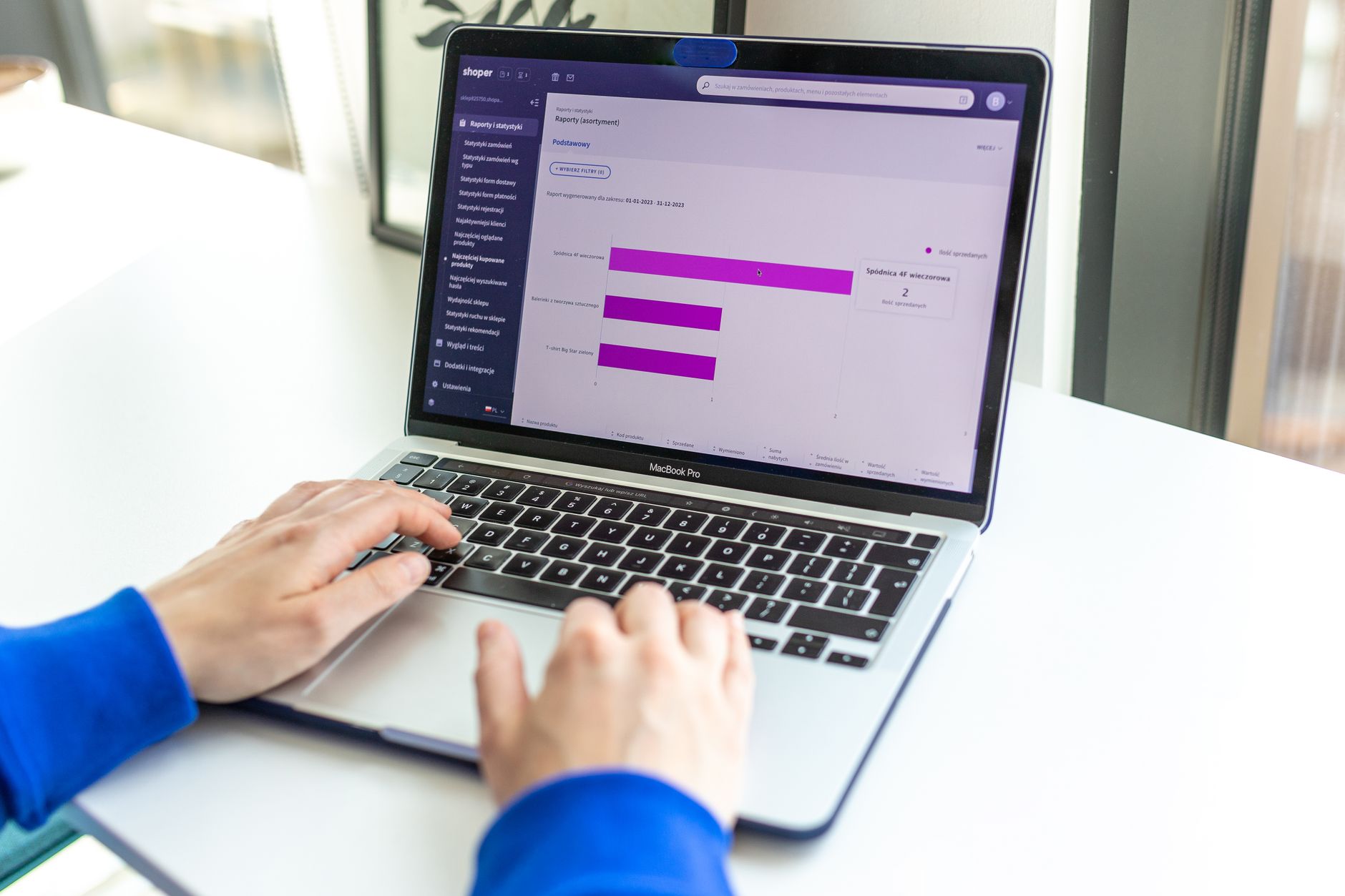 Accéder à l’interface admin Shopify : mécanismes et enjeux d’authentification en 2026 — personne se connectant à l'admin Shopify
