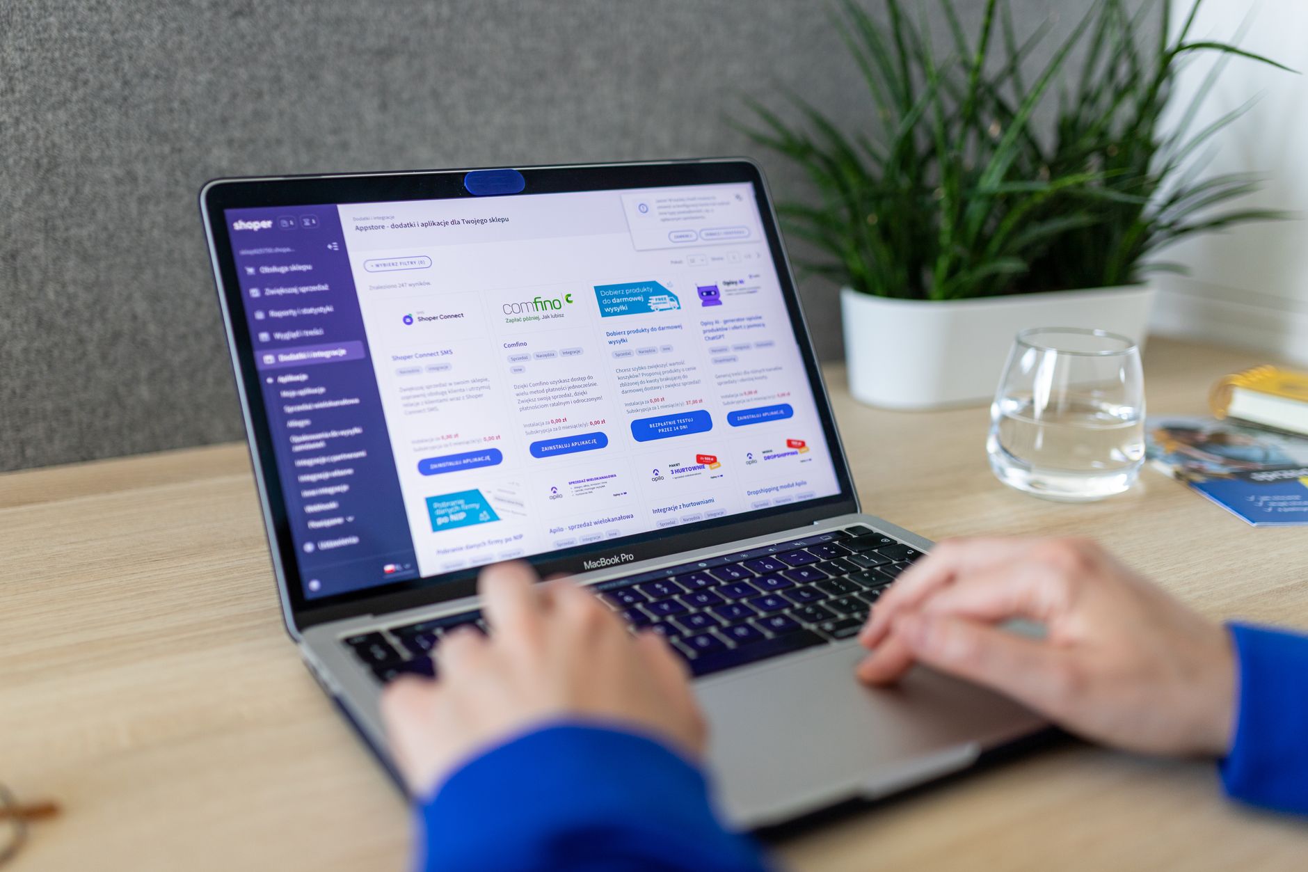 Se connecter à Shopify et — personne se connectant à l'admin Shopify