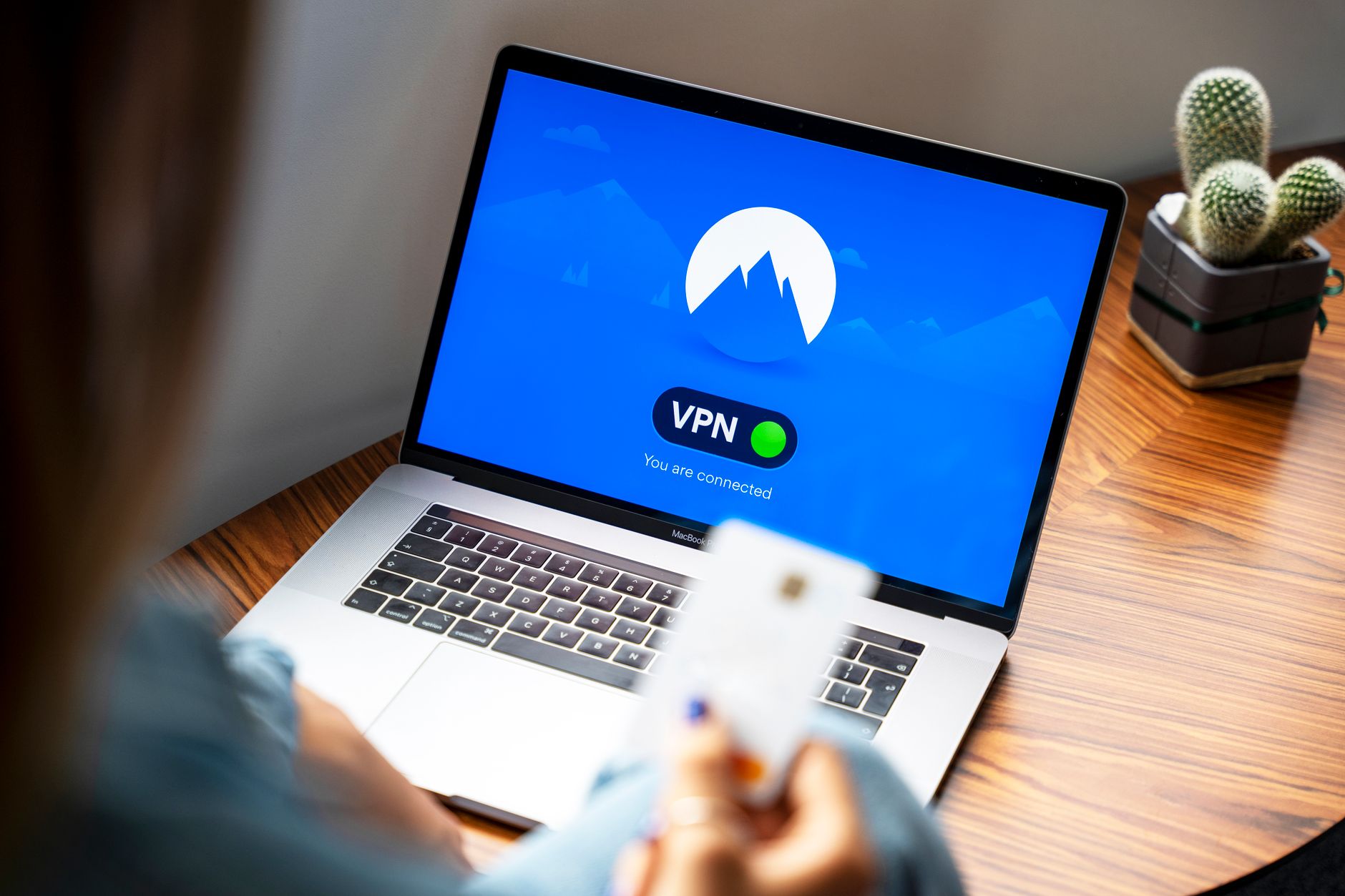 Options VPN gratuites : panorama des services de confiance en 2026 — personne utilisant un ordinateur portable avec VPN