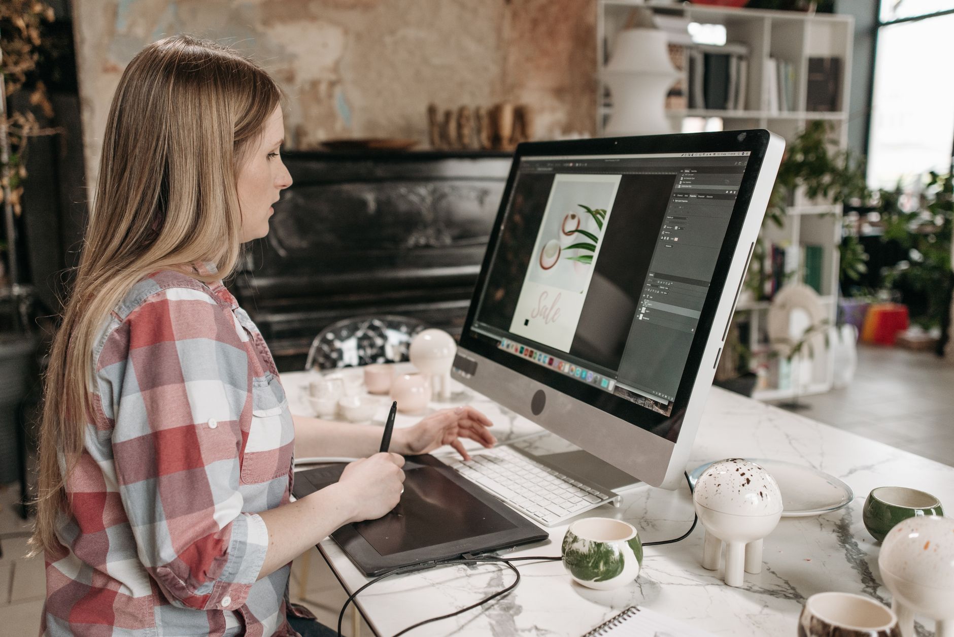 Prix logo agence, freelance ou plateforme : la vraie grille tarifaire 2026 — designer graphique travaillant sur un logo