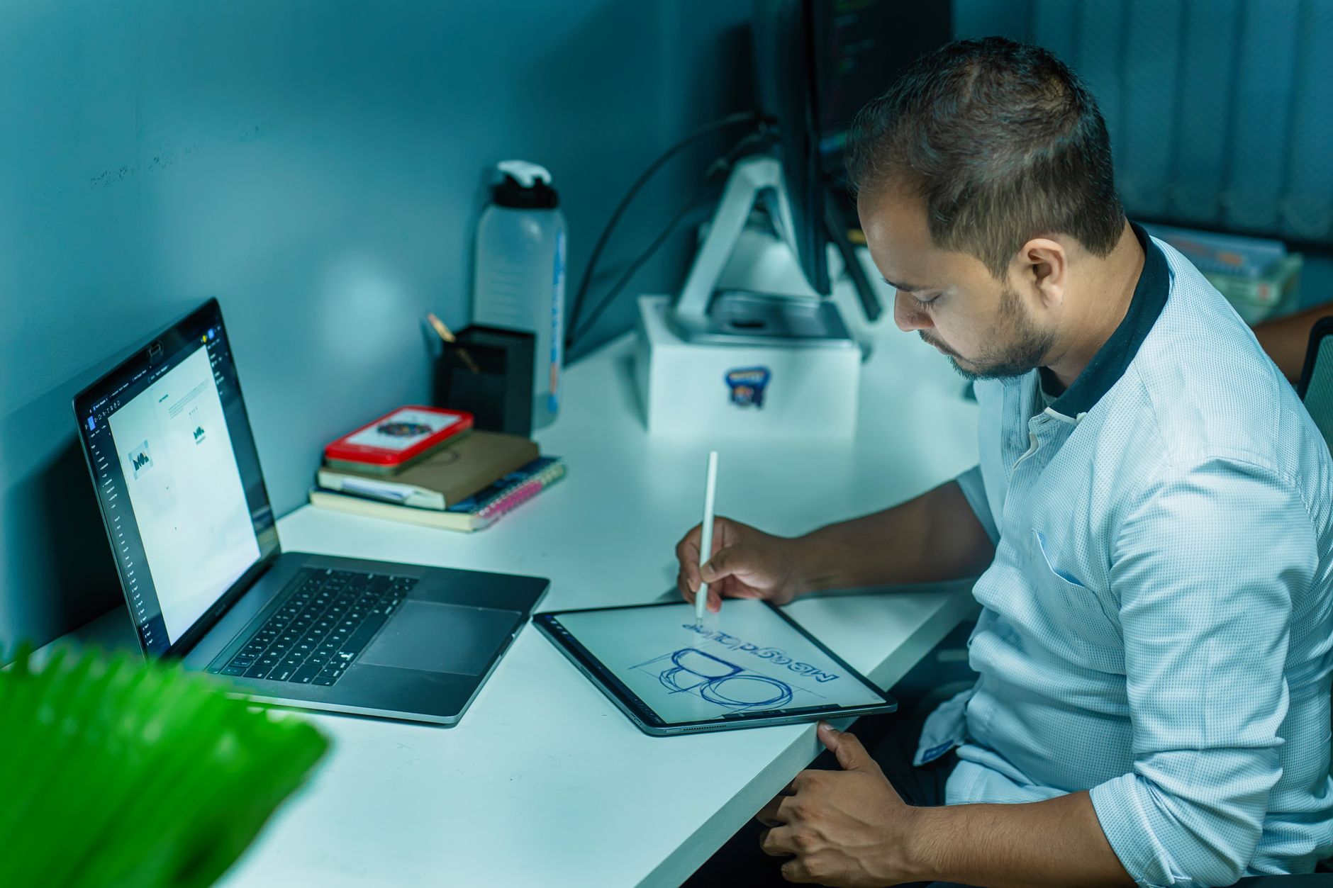 Combien coûte un logo en — designer graphique travaillant sur un logo