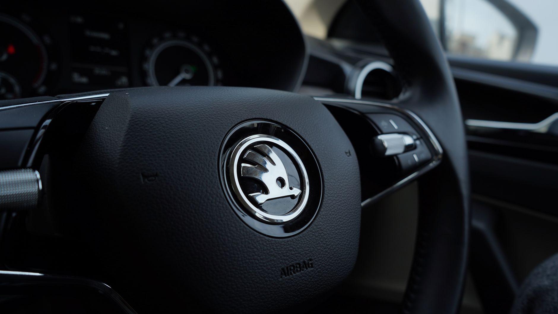 Que représente le logo Skoda — logo Skoda design automobile